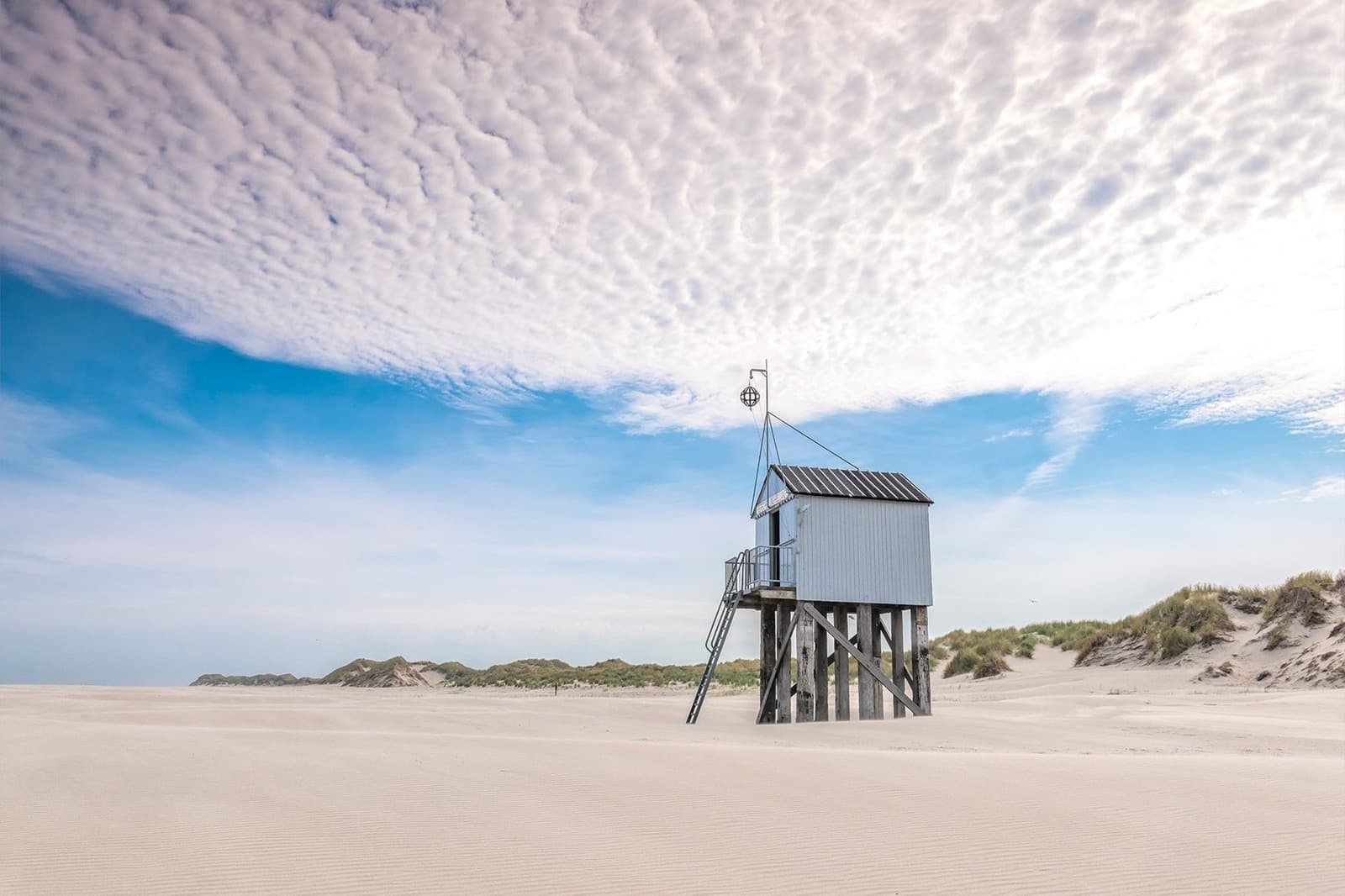 Strand Terschelling bij bewolkte lucht, Midsland aan Zee Elements omgeving