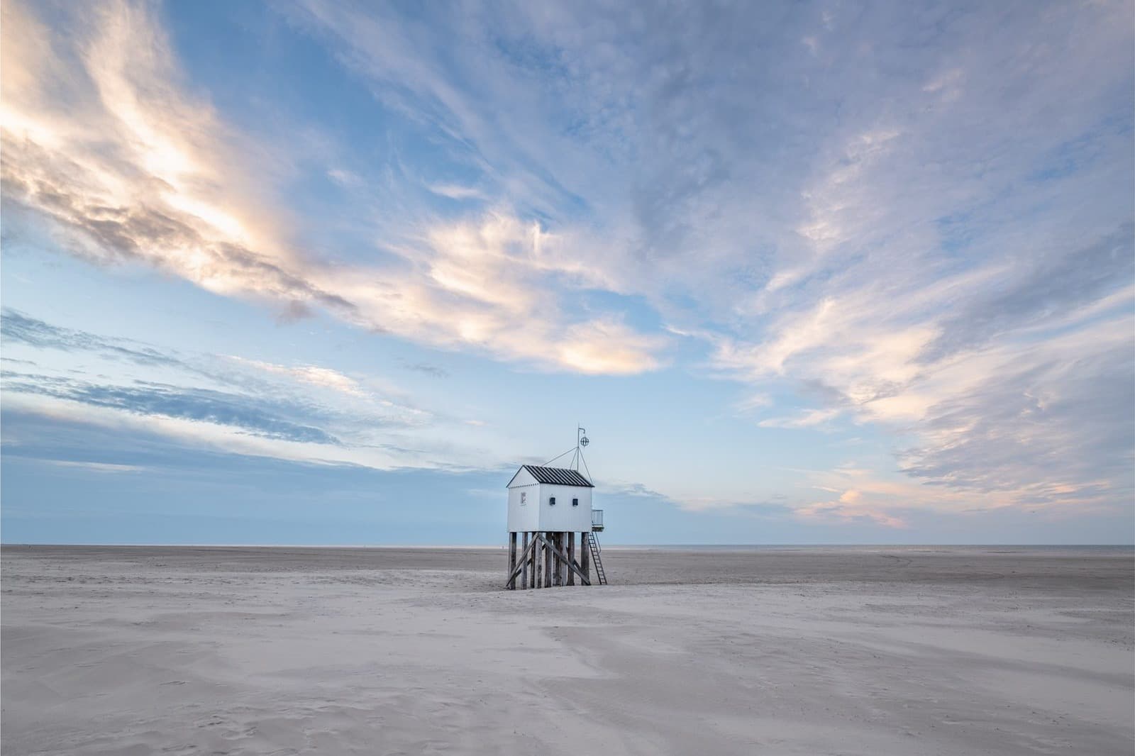 Strand Terschelling bij bewolking, vakantiehuis Apenstaartje Midsland aan Zee