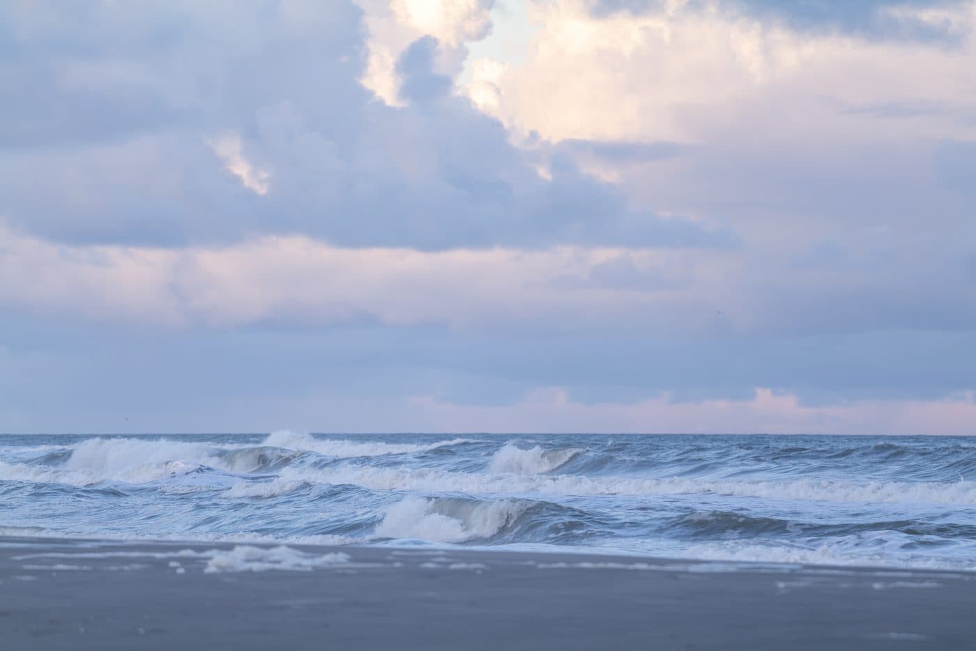 Golven Terschelling bij schemering, strand bij vakantiehuis Apenstaartje