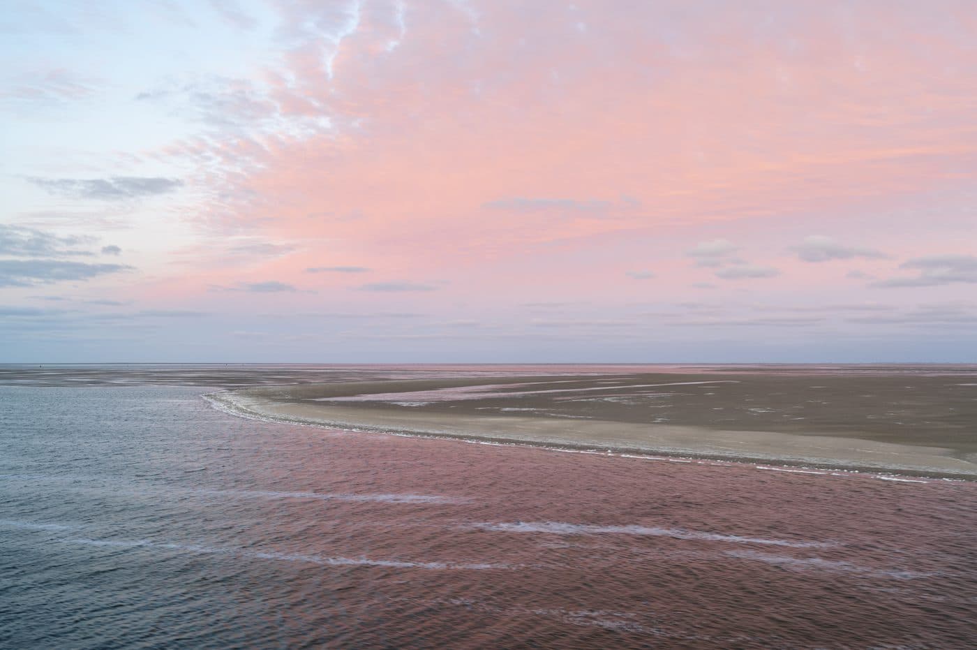 Roze wad bij schemering Terschelling, romantisch Waddeneiland vakantie